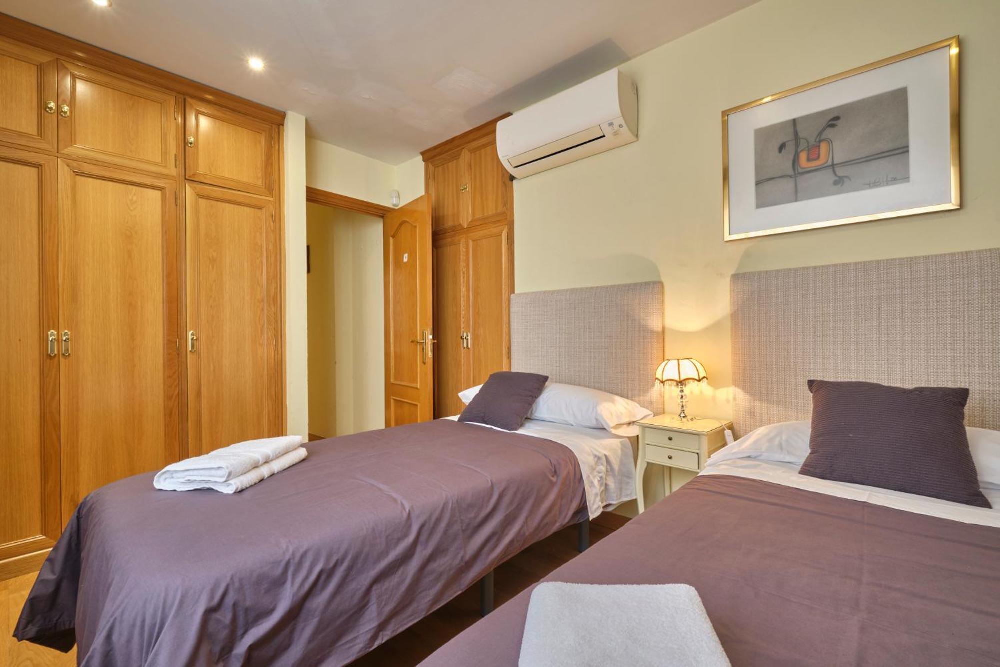 Apartamentos Carlos Madrid Extérieur photo